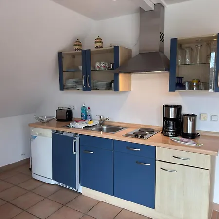 Apartment Mit Balkon-nur 500 Meter Zum